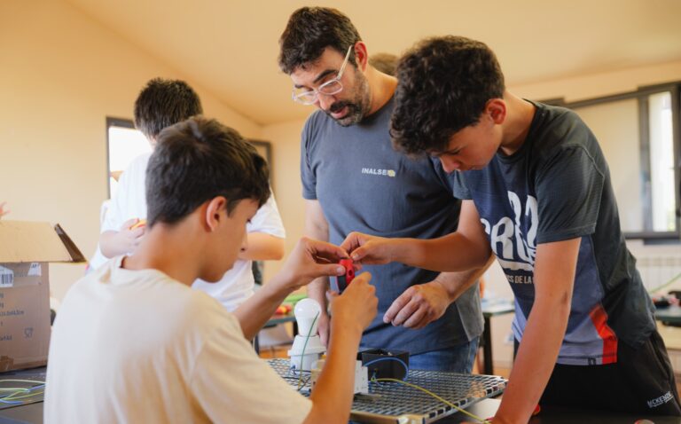 Taller d'electrònica al casal d'estiu de la Fundació UEA. | Foto: Fundació UEA.