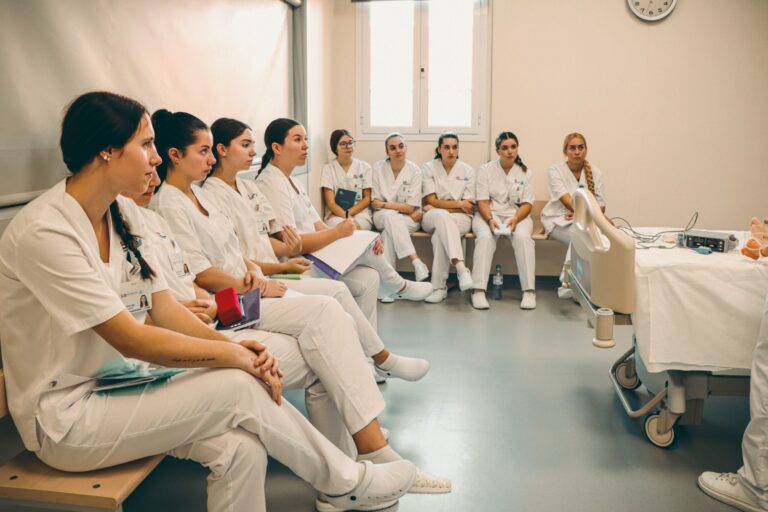 Estudiants del Grau Mitjà de Cures auxiliars d'infermeria, enmig d'una classe pràctica. | Foto: Campus Docent SJD