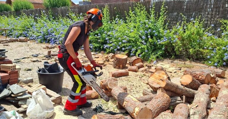 Examen per obtenir la certificació de Maneig i Manteniment de Motoserra a l'Escola Agrària d'Amposta. | Foto: EA Amposta.